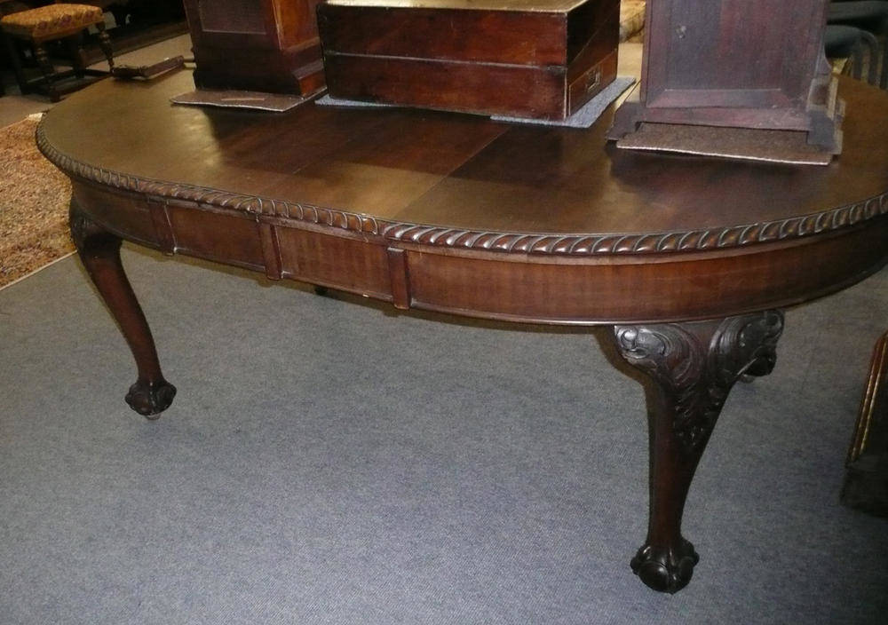 Lot 600 - A mahogany wind-out dining table with