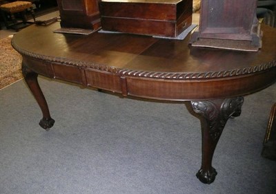 Lot 600 - A mahogany wind-out dining table with additional leaf and winder