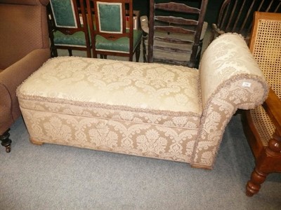 Lot 708 - * A box ottoman/daybed