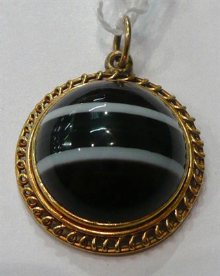 Lot 101 - A sardonyx pendant