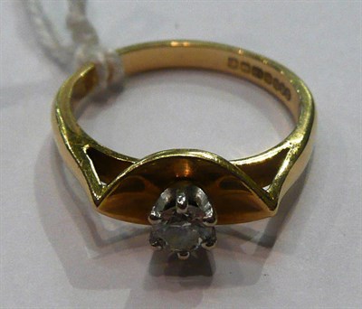 Lot 104 - A diamond solitaire ring