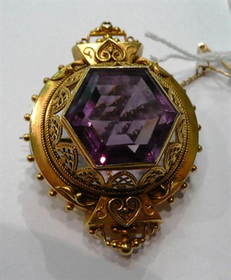 Lot 126 - An amethyst and gold brooch