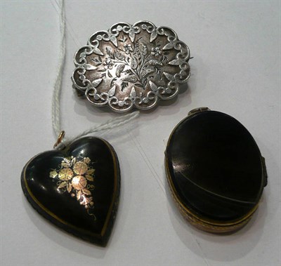 Lot 135 - A silver brooch, a gold piqué decorated tortoiseshell heart pendant and an agate locket