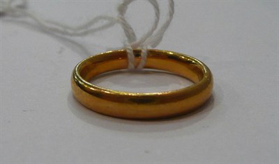 Lot 245 - A 22ct gold band ring