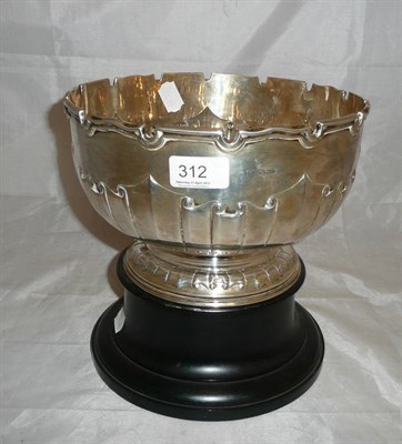 Lot 312 - A George V silver pedestal rosebowl on an ebonised socle, Sheffield 1919