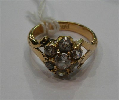 Lot 362 - An old cut diamond cluster ring