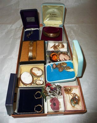 Lot 409 - A quantity of jewellery including a 9ct gold cameo pendant and earrings, assorted cameo...