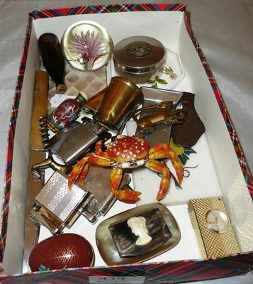 Lot 414 - A quantity of small items including a Japanese knife handle, card case, lighter etc.