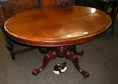 Lot 588 - A Victorian mahogany oval loo table