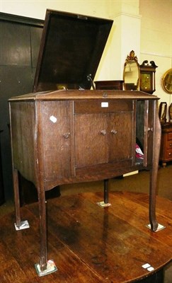 Lot 590 - Oak cabinet gramophone