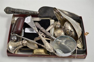 Lot 60 - Cased silver spoon and pusher, silver condiments, silver mounted button hooks, handles etc