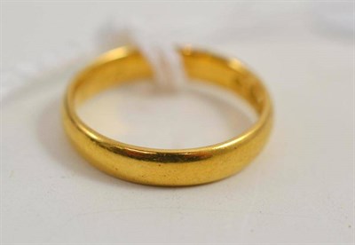 Lot 85 - A 22ct gold band ring