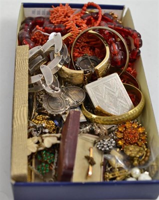 Lot 92 - A quantity of costume jewellery, etc