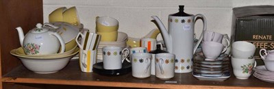 Lot 199 - Two shelves of ceramics including Midwinter tea wares and a Midwinter dinner service