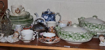 Lot 217 - A quantity of decorative ceramics and glass including a green and white part dinner service,...