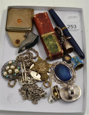 Lot 253 - Pair of cased sovereign scales and assorted jewellery, fountain pen, silver brooches, etc