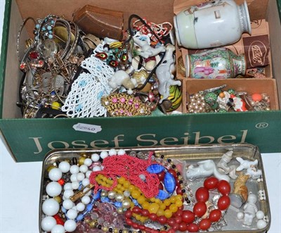 Lot 428 - Quantity of costume jewellery