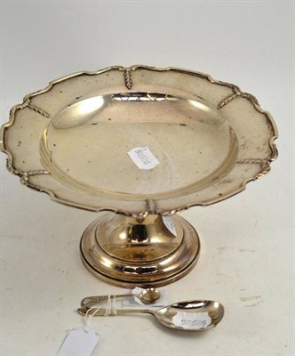 Lot 441 - A silver pedestal dish and two spoons