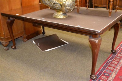 Lot 624 - A mahogany wind out dining table, including additional leaf and handle