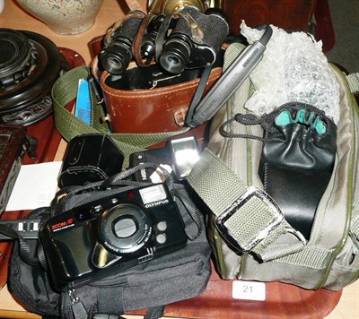 Lot 21 - A mixed lot of cameras, lenses, binoculars etc