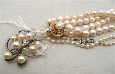 Lot 101 - Two strand cultured pearl necklace, a graduated cultured pearl necklace and a cultured pearl brooch