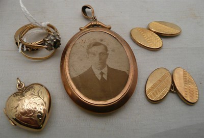 Lot 120 - A double sided locket, a pair of cufflinks, three rings (some a.f.) and a 9ct gold heart shaped...