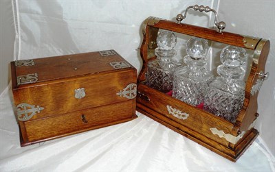 Lot 172 - A oak three bottle tantalus and an oak humidor