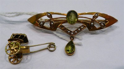 Lot 244 - An Art Nouveau peridot and seed pearl brooch (a.f.), stamped '15ct' and a carriage charm...