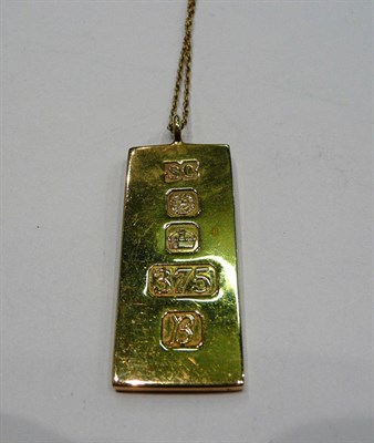 Lot 263 - A 9ct gold ingot on chain