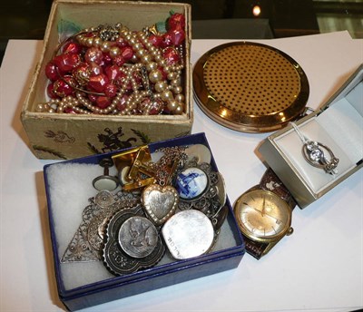 Lot 343 - Assorted silver brooches, costume jewellery, paste rings, simulated pearls and a compact