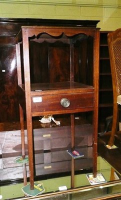 Lot 466 - A George III mahogany washstand