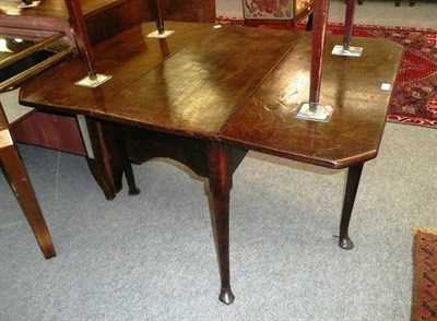 Lot 479 - An oak drop-leaf table on pad feet