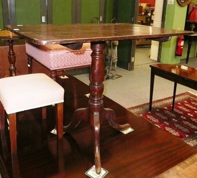 Lot 483 - An oak tripod table