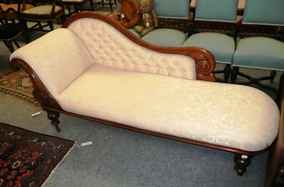 Lot 515 - A chaise longue