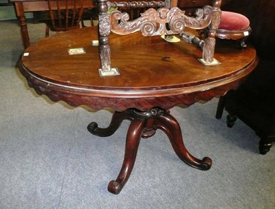 Lot 542 - Victorian mahogany oval loo table