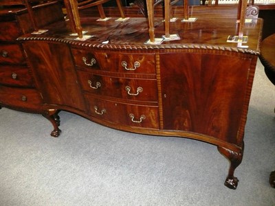 Lot 546 - An early 20th century mahogany serpentine front sideboard