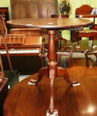 Lot 549 - An oak tripod table