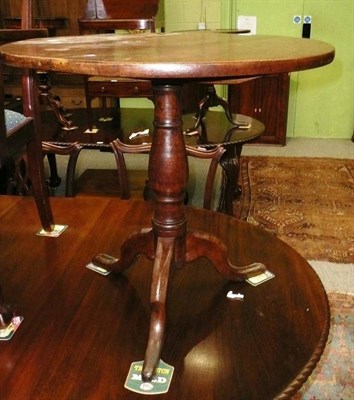 Lot 550 - An oak tripod table