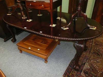 Lot 561 - A mahogany extending dining table