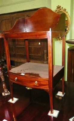 Lot 562 - A Georgian mahogany washstand