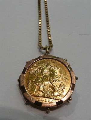 Lot 180 - A 1911 sovereign in a brooch/pendant on box link chain
