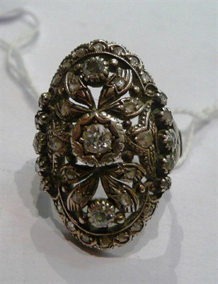 Lot 195 - A diamond set plaque ring