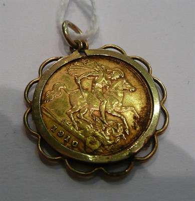 Lot 204 - A 1910 half sovereign loose mounted as a pendant