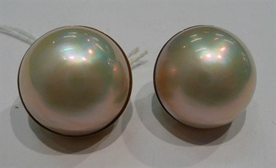 Lot 292 - Pair of mabe pearl earrings in 18ct gold mounts