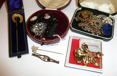 Lot 294 - Three jet brooches, a horseshoe pin, another pin, a bar brooch, costume jewellery, simulated pearls