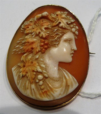 Lot 300 - Shell cameo brooch carved with bacchus