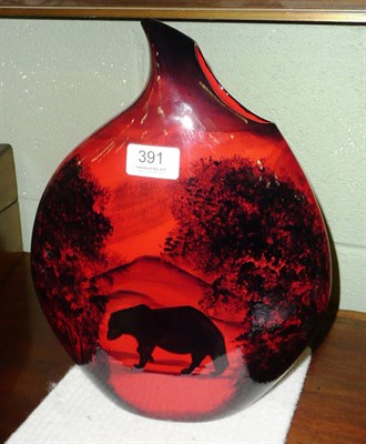 Lot 391 - Peggy Davies ceramics teardrop shaped vase in ruby fusion "Bear Island"