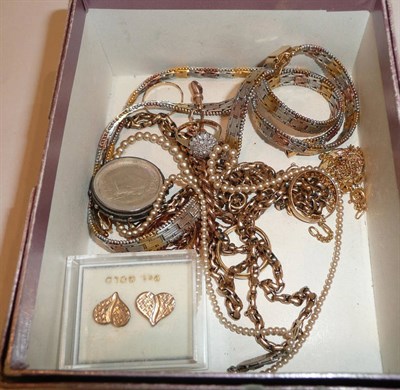 Lot 412 - A collection of assorted 9ct and 18ct gold jewellery including rings, chains, pearls etc