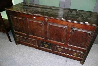 Lot 493 - A late 18th century panelled oak mule chest