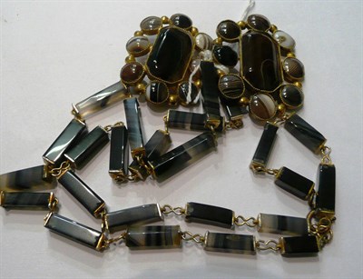 Lot 173 - An agate column necklace and two agate cluster brooches